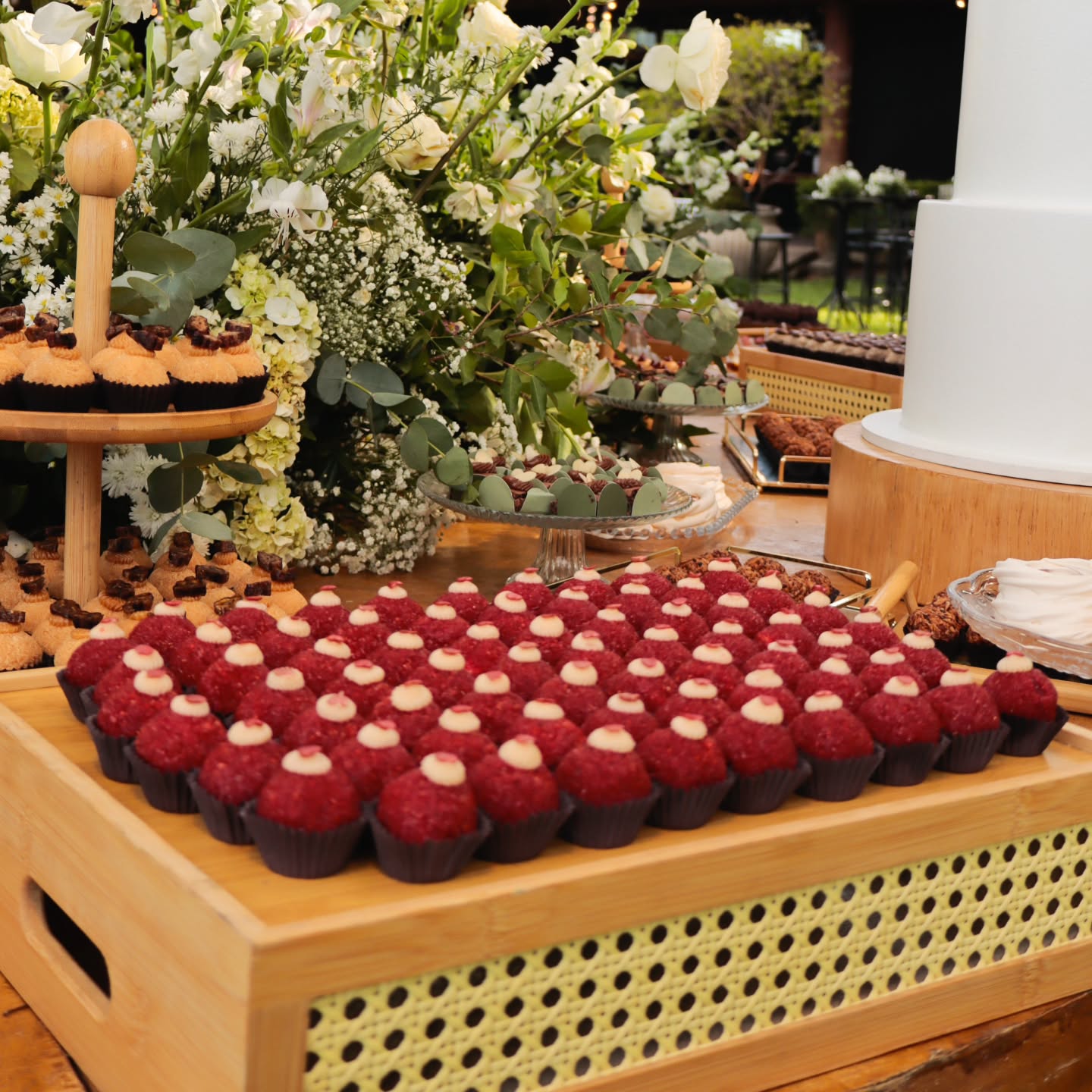 Brigadeiros red velvet na mesa