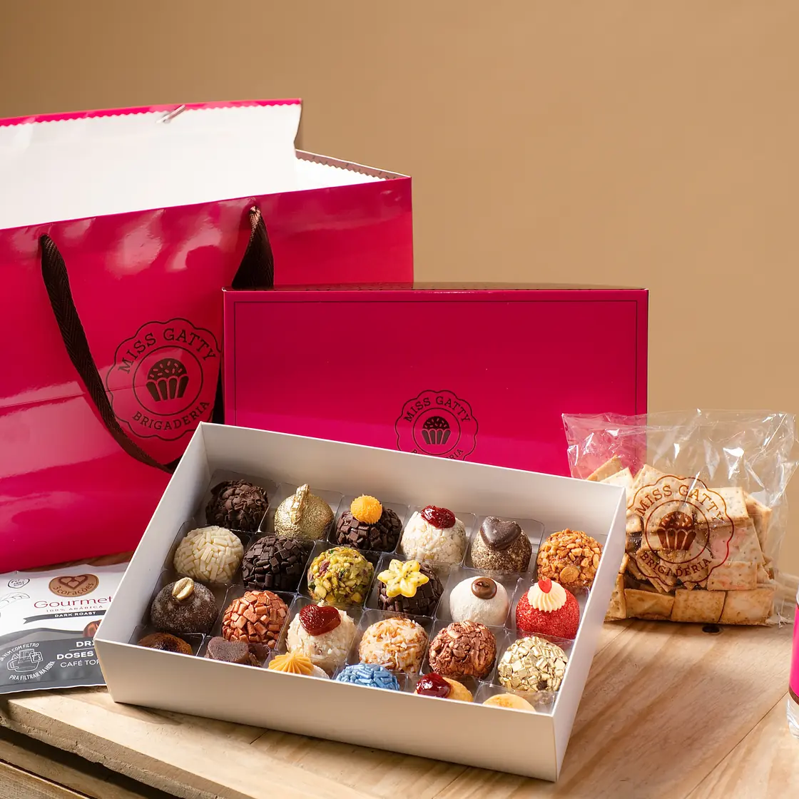 Kit Miss Gatty: caixa de brigadeiros gourmet, sacola, caixa de presente e água personalizada